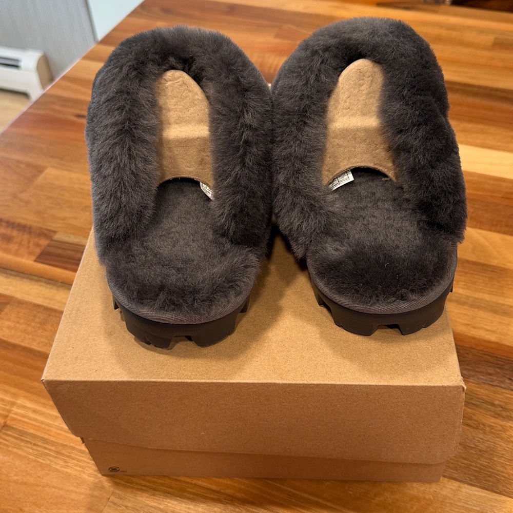 NWT UGG Women's Charcoal Sheepskin Slippers - Picture 4 of 9